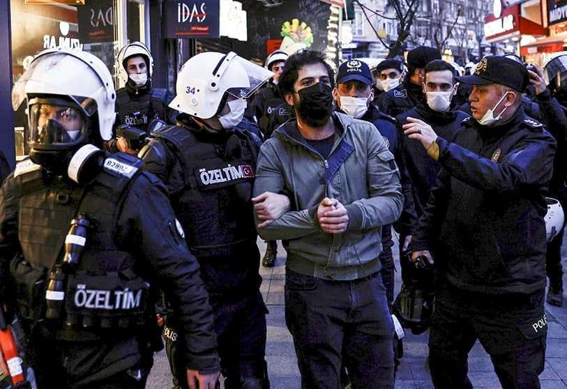La policía antidisturbios detiene a un manifestante durante una concentración en solidaridad con los estudiantes de la Universidad de Bogazici REUTERS/UMIT BEKTAS