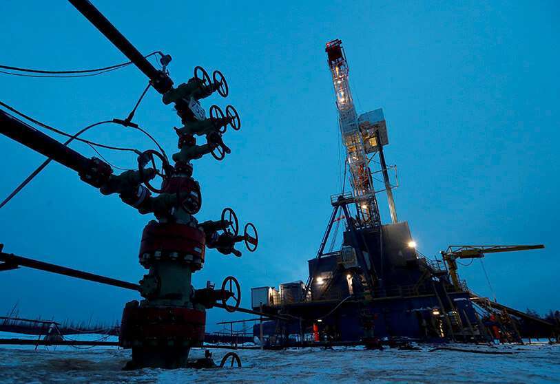 REUTERS/VASILY VEDOSENKO-Una cabeza de pozo y una plataforma de perforación en el yacimiento petrolífero de Yarakta, propiedad de Irkutsk Oil Company (INK), en la región de Irkutsk, Rusia