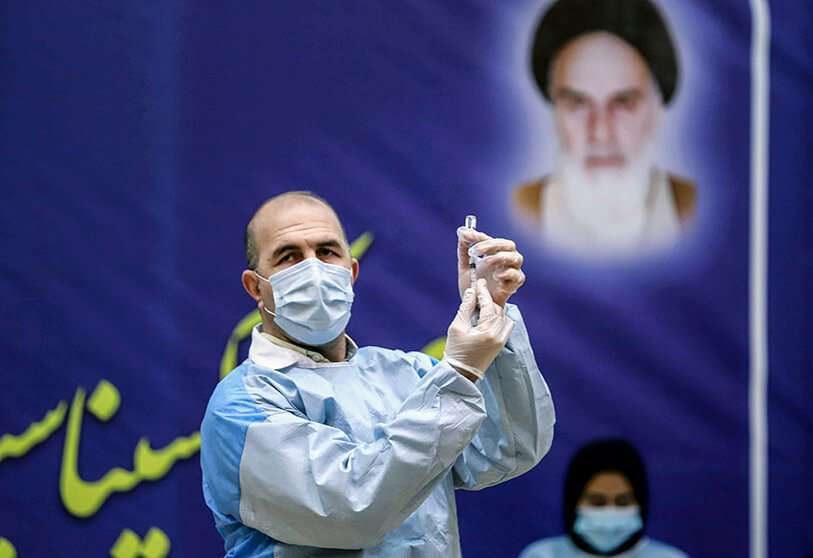 WANA/MAJID ASGARIPOUR -Un funcionario de salud iraní llena una jeringa con la vacuna rusa Sputnik V contra la enfermedad del coronavirus (COVID-19) en el Hospital Imam Khomeini, en Teherán, Irán 9 de febrero de 2021