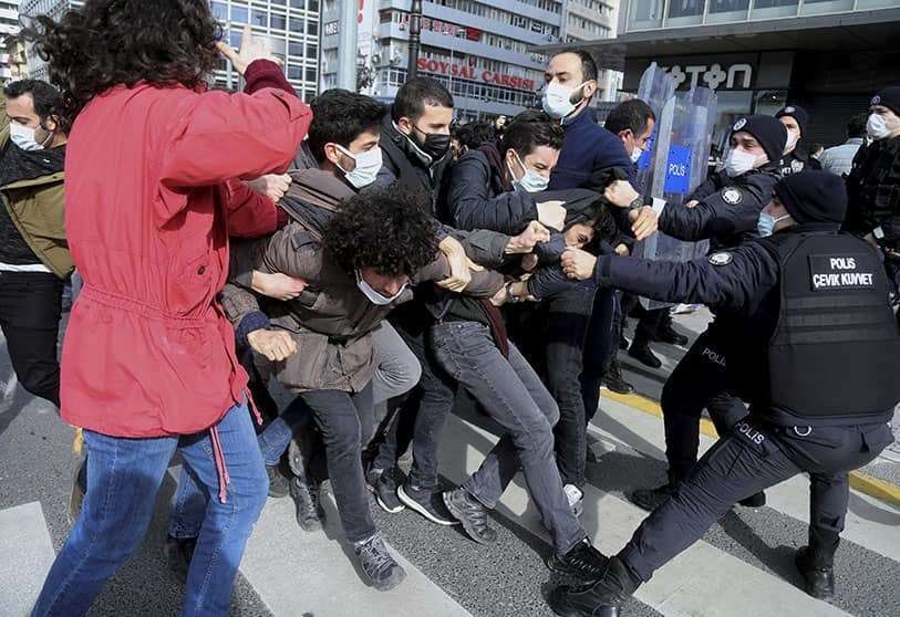 La policía antidisturbios detiene a los manifestantes durante una concentración en solidaridad con los estudiantes de la Universidad de Bogazici PHOTO/REUTERS