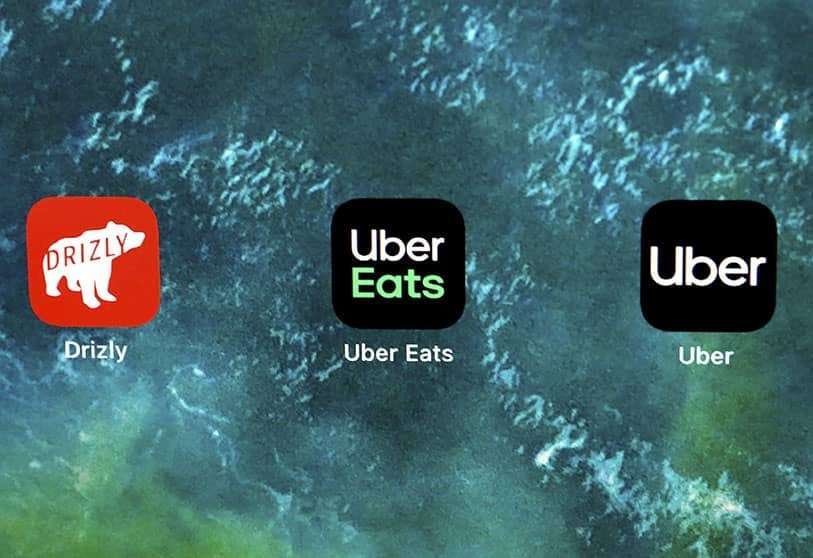 La aplicación Drizly, la aplicación Uber Eats y la aplicación Uber se muestran en una pantalla REUTERS/BRENDAN McDERMID