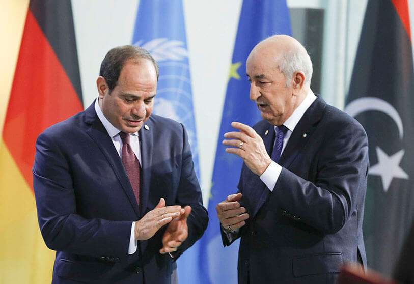 El presidente egipcio Abdelfatah al-Sisi (izquierda) y el presidente argelino Abdelmadjid Tebboune conversan antes de posar para una foto de familia