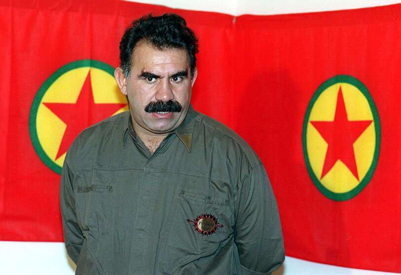 Esta foto de archivo de 1993 muestra al jefe rebelde kurdo Abdullah Ocalan, fundador del PKK, dando una conferencia de prensa en Masnaa, en la frontera entre Líbano y Siria
