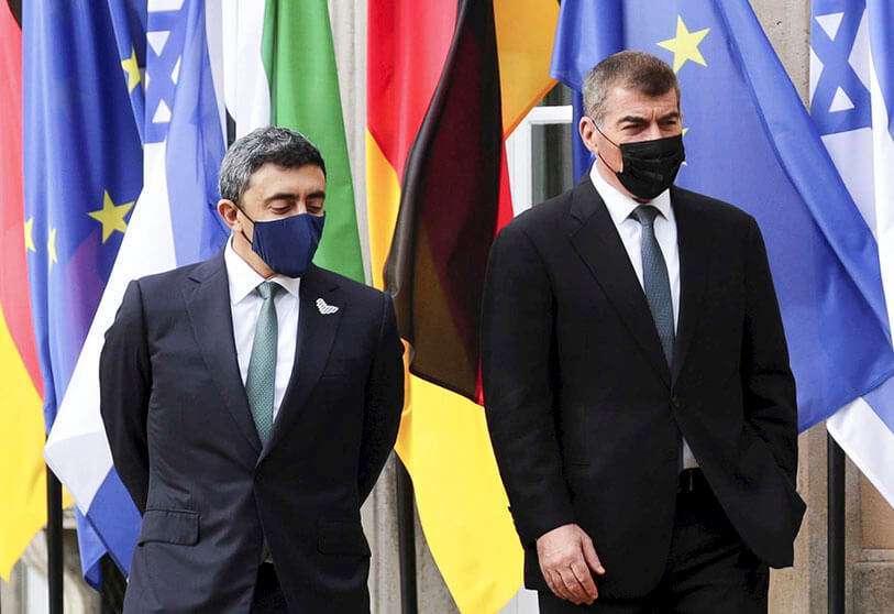 El ministro de Relaciones Exteriores de Emiratos Árabes Unidos, el jeque Abdullah bin Zayed al-Nahyan, a la izquierda, y el ministro de Relaciones Exteriores de Israel, Gabi Ashkenazi, frente a la Villa Borsig, el martes 6 de octubre de 2020, en Berlín, Alemania