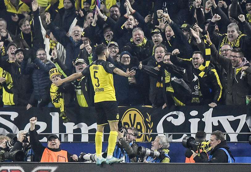 Achraf Hakimi del Borussia de Dortmund celebra el tercer gol de su equipo durante el partido ante el Inter de Milán, en Dortmund, Alemania, el martes 5 de noviembre de 2019