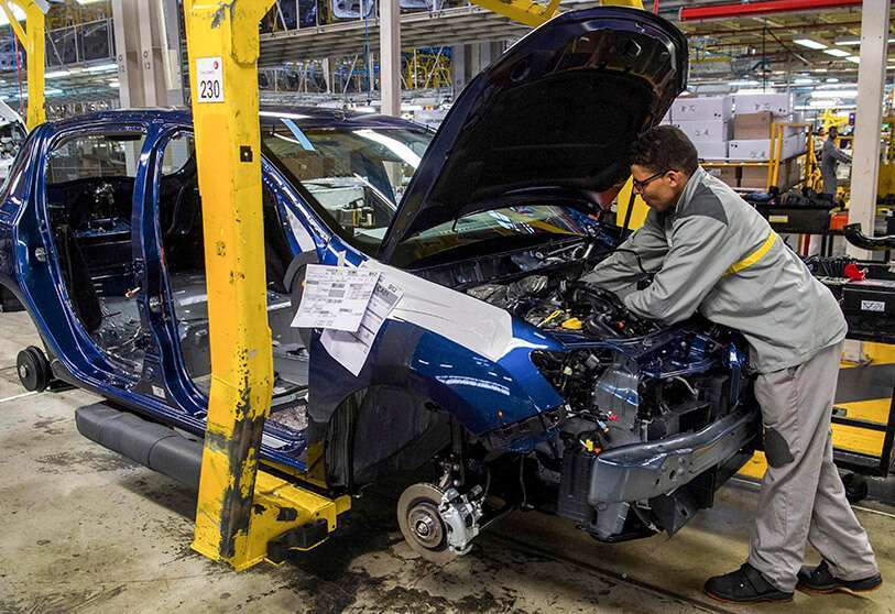 Un empleado de la fábrica trabaja en una línea de montaje de automóviles en la planta de montaje de automóviles Renault-Nissan Tánger en Melloussa, al este de la ciudad portuaria de Tánger