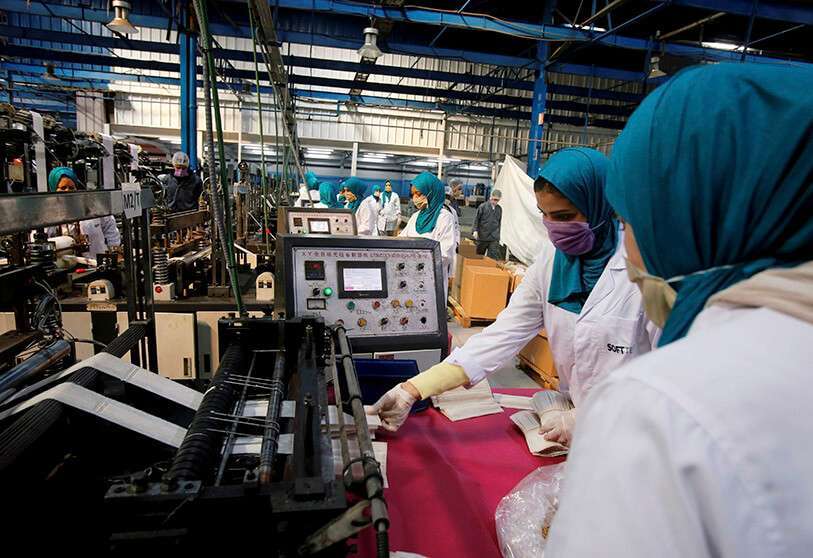 Línea de producción en una fábrica de mascarillas en Marruecos