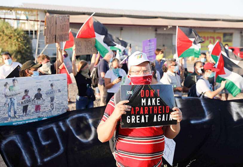 Activistas por la paz palestinos e israelíes se reúnen para protestar contra los planes de Israel de anexionar partes de la Cisjordania ocupada en el cruce de Almog, al sur de la ciudad de Jericó en Cisjordania, el 27 de junio de 2020