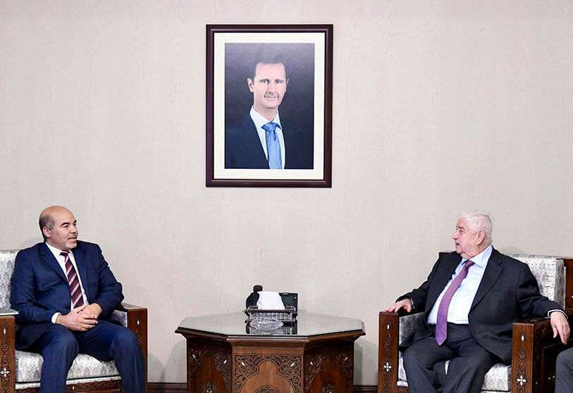 En una foto publicada por la Agencia Oficial de Noticias Árabes Sirias (SANA) el 1 de marzo de 2020, se ve al ministro de Relaciones Exteriores de Siria, Walid al-Moallem (R), reuniéndose con el viceprimer ministro del gobierno del Ejército Nacional de Liberación libio, Abdul Rahman Al-Ahiresh (L), en la capital siria, Damasco.