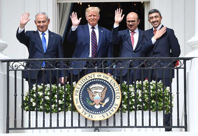 REUTERS/TOM BRENNE - De gauche à droite, le ministre des affaires étrangères du Bahreïn Abdullatif al-Zayani, le Premier ministre israélien Benjamin Netanyahu et le ministre des affaires étrangères des Émirats arabes unis (EAU) Abdullah bin Zayed,