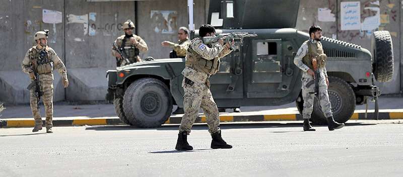 Las fuerzas de seguridad afganas vigilan el lugar de un ataque suicida cerca de la Embajada de Estados Unidos en Kabul, Afganistán, el martes 17 de septiembre de 2019