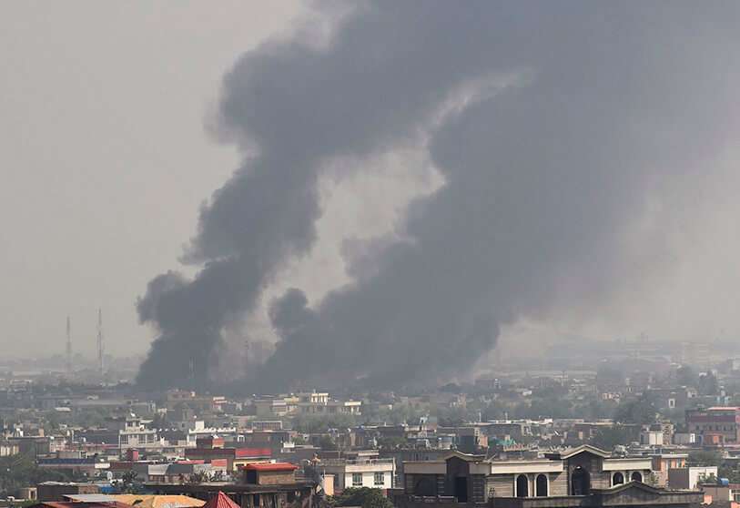 El humo se eleva desde el lugar de un ataque después de una explosión masiva la noche anterior cerca de la Zona Verde de Kabul el 3 de septiembre de 2019