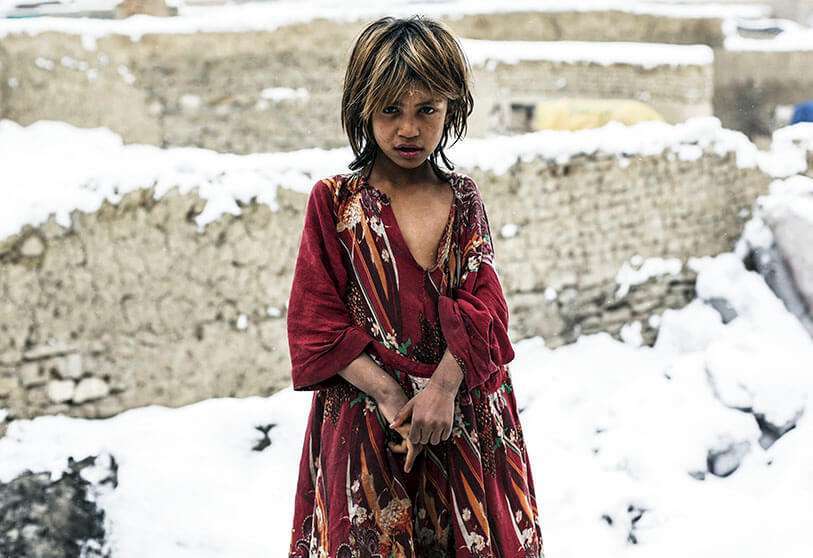 Una niña afgana desplazada internamente en un campamento en las afueras de Kabul, Afganistán, el 12 de enero de 2020