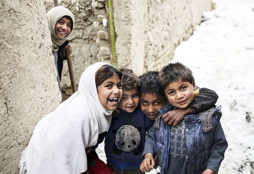 Niños y niñas afganos desplazados en un campamento en las afueras de Kabul, Afganistán, el 12 de enero de 2020