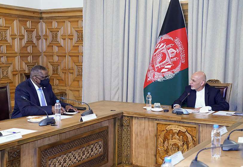 El presidente de Afganistán, Ashraf Ghani (R), se reúne con el secretario de Defensa de Estados Unidos, Lloyd Austin, en Kabul, Afganistán, el 21 de marzo de 2021. PHOTO/ Presidential Palace