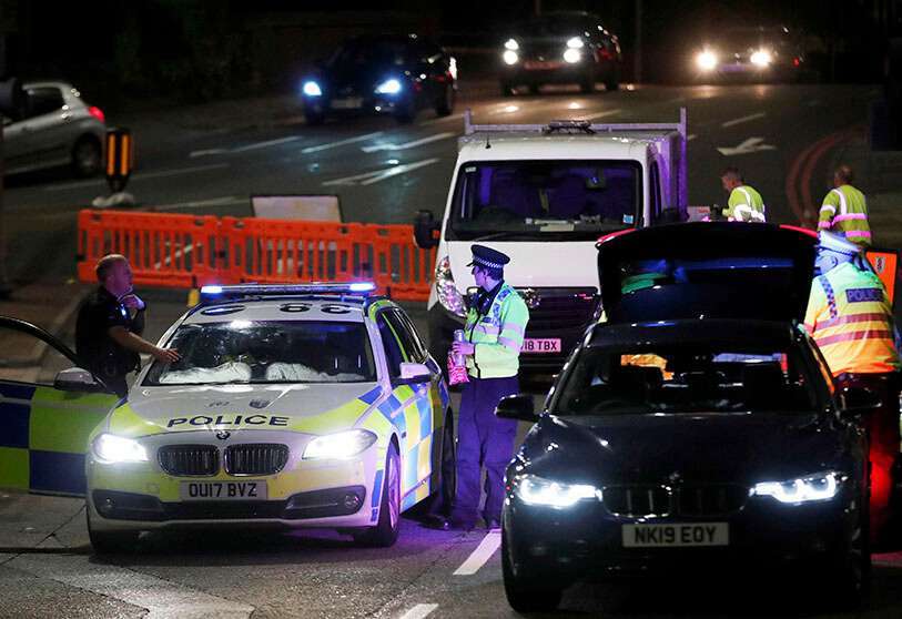 Agentes de policía en un cordón en la escena de los múltiples apuñalamientos denunciados en Reading, Gran Bretaña, el 20 de junio de 2020