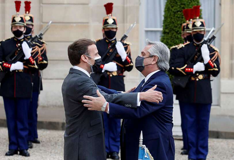 El presidente francés, Emmanuel Macron, abraza al presidente de Argentina, Alberto Fernández, antes de una reunión en el Palacio del Elíseo en París, Francia, el 12 de mayo de 2021 REUTERS/GONZALO FUENTES