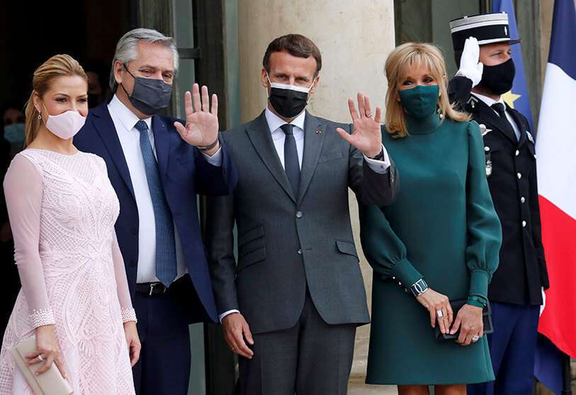 El presidente francés Emmanuel Macron y su esposa Brigitte Macron reciben al presidente de Argentina Alberto Fernández y a su pareja Fabiola Yáñez antes de una reunión en el Palacio del Elíseo en París, Francia 12 de mayo de 2021 REUTERS/GONZALO FUENTES