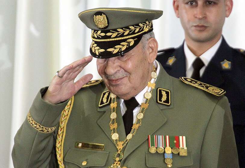 En esta foto tomada el jueves 19 de diciembre de 2019, el jefe militar argelino, general Ahmed Gaïd Salah, asiste a la ceremonia de investidura del presidente Abdelmajid Tebboune en el palacio presidencial, en Argel