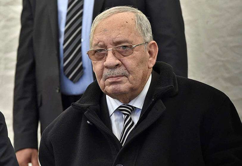 Esta foto de archivo tomada el 6 de febrero de 2019 muestra al teniente general Ahmed Gaïd Salah, jefe del Estado Mayor de las Fuerzas Armadas argelinas desde 2004 y viceministro de Defensa, en el funeral de un compañero oficial de la defensa en el cementerio de Sidi-Yahia en Argel