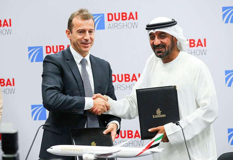 El jeque Ahmed bin Saeed Al Maktoum y Guillaume Faury, consejero Delegado de Airbus, en Dubái, Emiratos Árabes Unidos, el 18 de noviembre de 2019