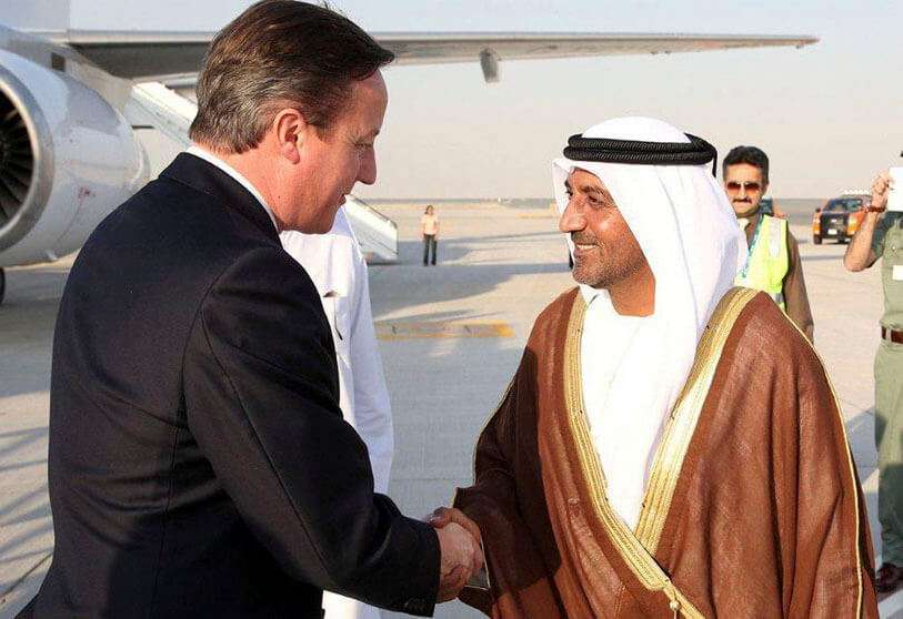 El ex primer ministro británico David Cameron siendo recibido por Ahmed bin Saeed Al Maktoum, en Dubái, el 16 de noviembre de 2013