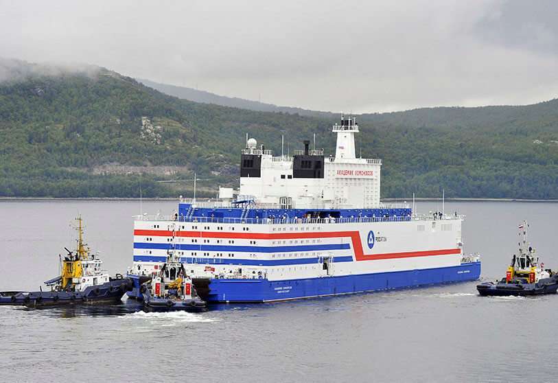 Unidad de energía flotante Akademik Lomonosov remolcada desde el puerto ártico de Murmansk, al noroeste de Rusia