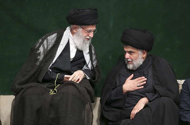 El ayatolá Alí Jamenei, a la izquierda, saluda al clérigo chiíta iraquí Muqtada al-Sadr, en Teherán, Irán, el 10 de septiembre de 2019