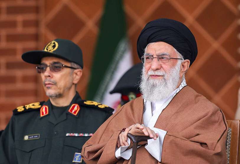 El ayatolá Alí Jamenei, a la derecha, pasa revista a las Fuerzas Armadas junto al jefe del Estado Mayor de las Fuerzas Armadas, el general Mohamed Bagheri, durante una ceremonia de graduación en la Academia de Defensa Aérea de Irán, el 30 de octubre de 2019