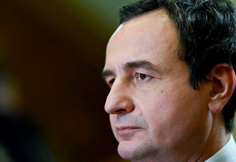 El recién elegido primer ministro de Kosovo, Albin Kurti, habla con la prensa tras la sesión de votación parlamentaria en Pristina el 22 de marzo de 2021