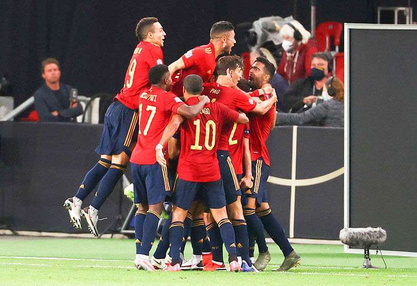 El equipo de España celebra el gol