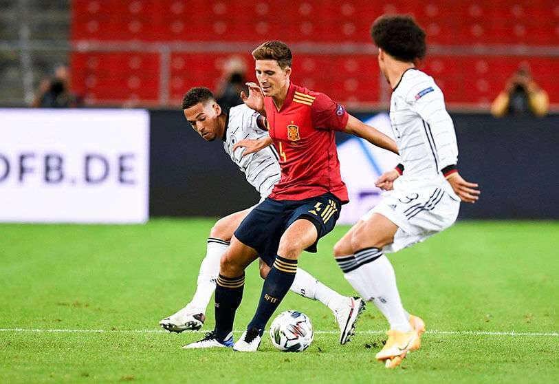 El defensa Pau Torres (centro), el defensor alemán Thilo Kehrer (izquierda) y el centrocampista alemán Leroy Sane compiten por el balón durante el partido de fútbol de la Liga de Naciones de la UEFA entre Alemania y España en Stuttgart, en el sur de Alemania, el 3 de septiembre de 2020