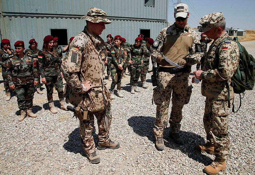Soldados alemanes supervisan una sesión de entrenamiento de las fuerzas kurdas Peshmerga en un campamento militar en Erbil, Irak, el 21 de agosto de 2019