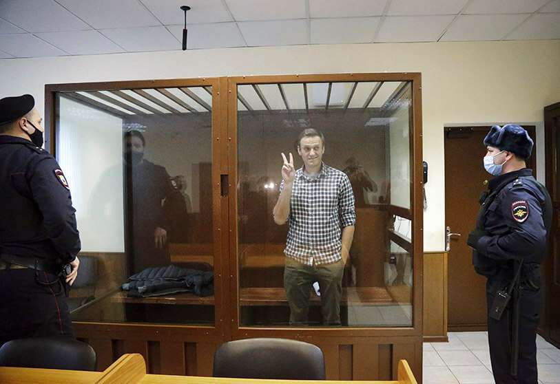 El líder de la oposición Alexei Navalny se encuentra en una jaula en el Tribunal de Distrito Babuskinsky en Moscú, Rusia, el sábado 20 de febrero de 202