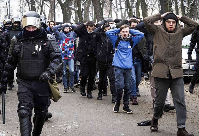 En esta foto de archivo del domingo 31 de enero de 2021, manifestantes detenidos caminan escoltados por la Policía durante una protesta contra el encarcelamiento del líder de la oposición Alexei Navalny en San Petersburgo, Rusia