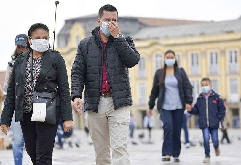 Ciudadanos con máscaras faciales como medida de precaución ante la pandemia mundial de la COVID-19, en Bogotá