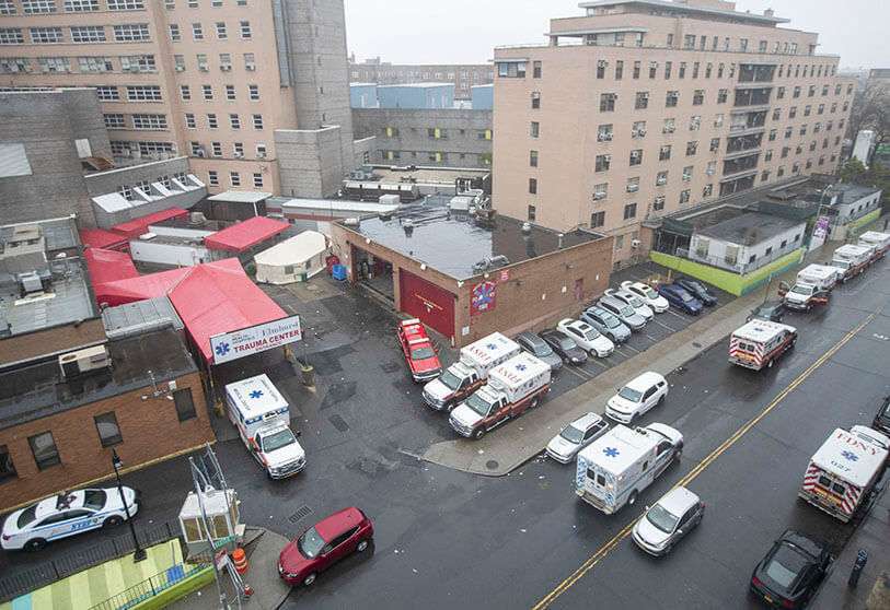 Ambulancias a la entrada del Centro de Trauma del Hospital Elmhurst, el 29 de marzo de 2020, en el barrio de Queens de Nueva York