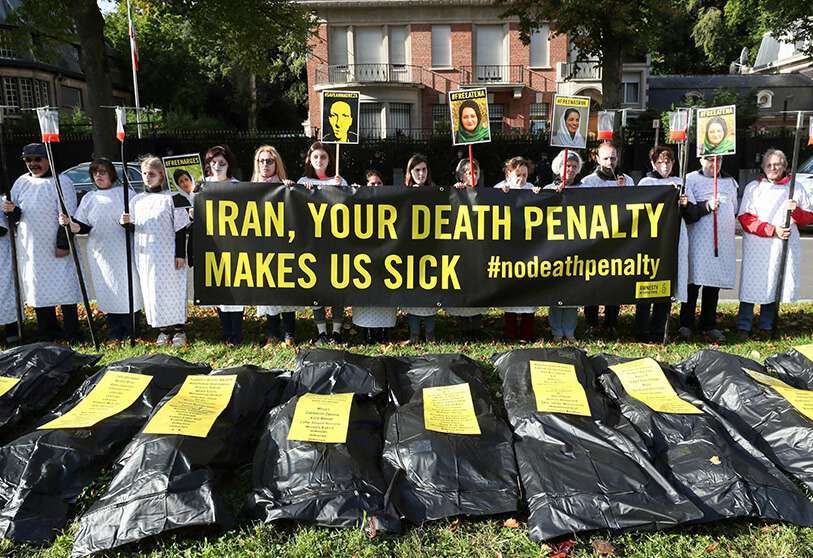 Activistas de Amnistía Internacional participan en una protesta contra la pena de muerte en Irán ante la embajada iraní en Bruselas, Bélgica, el 10 de octubre de 2019