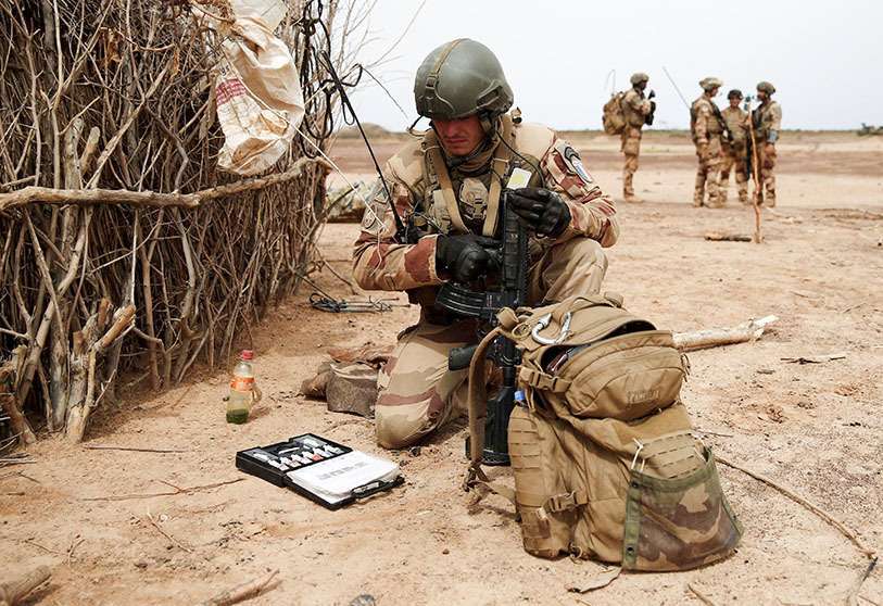 Un soldat français du 2e régiment du génie étranger utilise un équipement de détection d'explosifs dans la région du Gourma lors de l'opération Barkhane à Ndaki, au Mali, le 28 juillet 2019