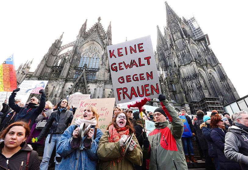 Esta foto de archivo del 9 de enero de 2016 muestra una manifestación frente a la catedral de Colonia, Alemania, donde se produjeron agresiones sexuales entre una multitud de migrantes en la víspera de Año Nuevo