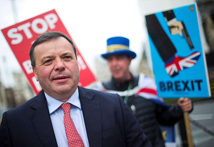 El empresario británico y cofundador de la campaña Leave.EU, Arron Banks, camina frente a los manifestantes anti-Brexit ante el Parlamento de Londres, Gran Bretaña, el 27 de marzo de 2019