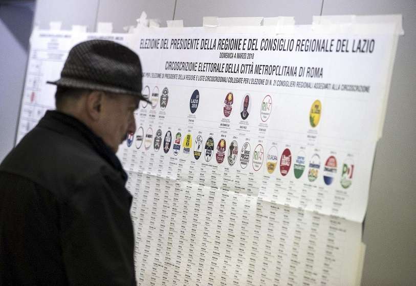 Un votante llega a una mesa electoral en Roma, el domingo 4 de marzo de 2018.