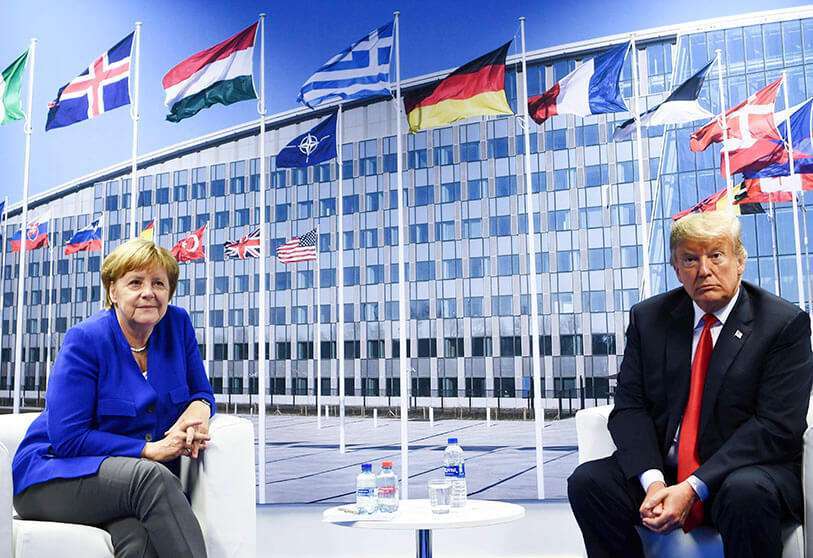 En esta foto de archivo tomada el 11 de julio de 2018, la canciller alemana Angela Merkel (izquierda) y el presidente de EEUU, Donald Trump (derecha), hacen una declaración a la prensa después de una reunión bilateral al margen de la cumbre de la OTAN, en Bruselas