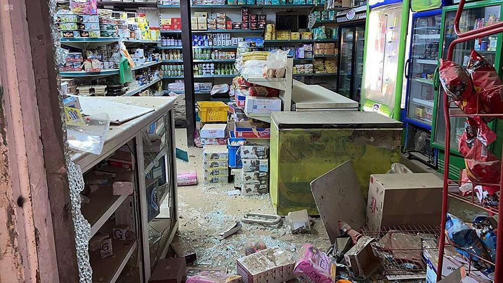 Esta foto publicada por la Agencia de Prensa Saudí, SPA, muestra los daños en una tienda de comestibles en Jazan