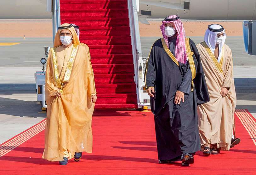  El príncipe heredero Mohammed bin Salman (R) dando la bienvenida al gobernante de Dubái y vicepresidente de los EAU, el jeque Mohammed bin Rashid Al-Maktoum AFP PHOTO / SAUDIAL PALACE / BANDAR AL-JALOUD