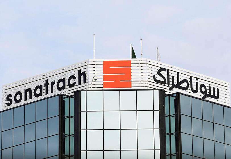 El logo de la compañía estatal de energía Sonatrach en la sede de Argel, Argelia, el 20 de noviembre de 2019
