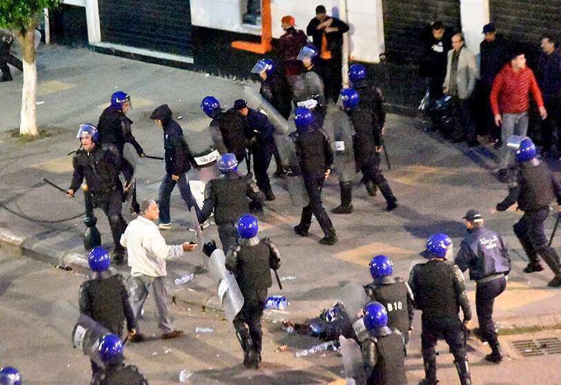 Unos 10.000 manifestantes se manifestaron en la capital de Argelia contra las elecciones presidenciales que, a su juicio, pretenden perpetuar el régimen del depuesto líder Abdelaziz Bouteflika