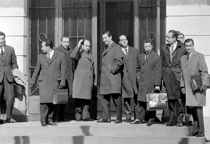 En esta foto de archivo tomada el 17 de marzo de 1962 en Evian-les-Bains, la delegación argelina llega al Hotel Parc como parte de las conversaciones que llevaron a los acuerdos de Evian.