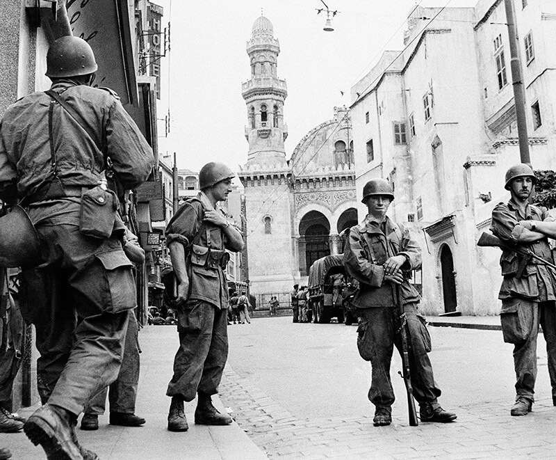 En esta foto de archivo del 27 de mayo de 1956, las tropas francesas sellan la famosa casbah de Argel, un barrio árabe de 400 años de antigüedad. El presidente francés Emmanuel Macron ha reconocido formalmente que el Estado francés fue responsable de la muerte de un matemático disidente en Argelia en 1957, admitiendo por primera vez el "sistema" de tortura del ejército francés durante la guerra de independencia de Argelia.