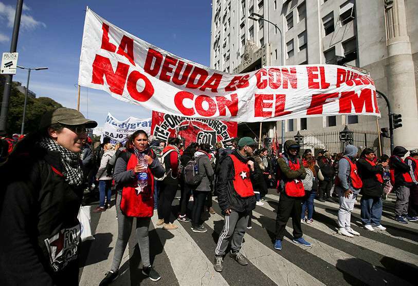 Manifestantes sostienen una pancarta que dice “La deuda es con el pueblo, no con el FMI” durante una protesta contra las medidas económicas del gobierno en Buenos Aires, Argentina, el 4 de septiembre de 2019
